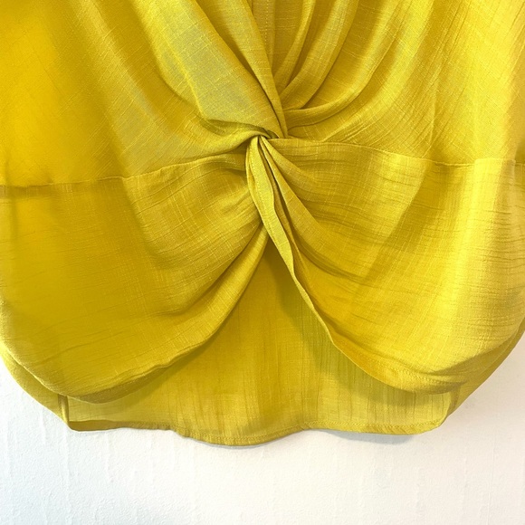Lemon Twist Front Blouse - Picture 4 of 6